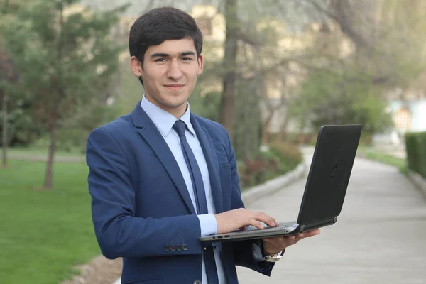Joven emprendedor con ordenadores portátiles — Foto de Stock