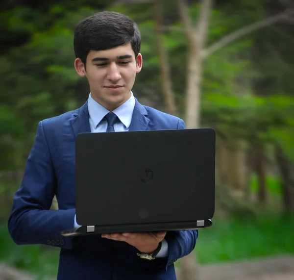 Dizüstü bilgisayarlar ile genç girişimci