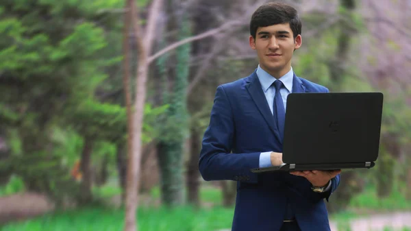 Dizüstü bilgisayarlar ile genç girişimci