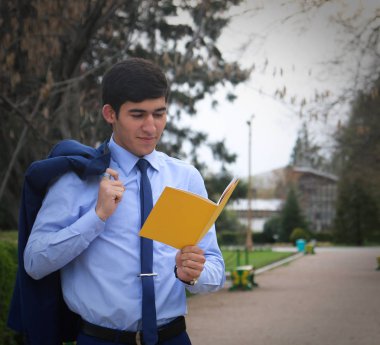 Öğrenci gözden geçirme malzeme açık havada