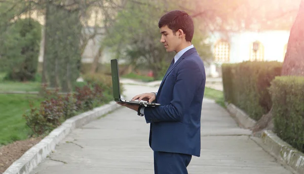 bir dizüstü bilgisayarda çalışan bir adam