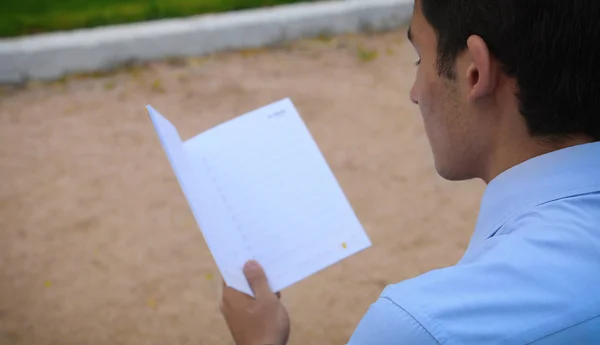 Üstünde onun el adam defter