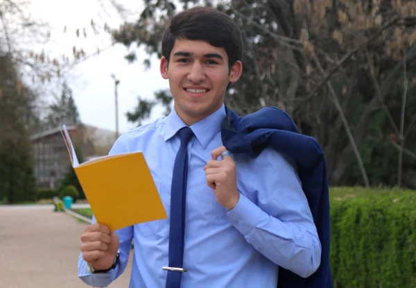 Mutlu genç işadamı ile tetradom