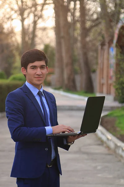 İşadamı el laptop