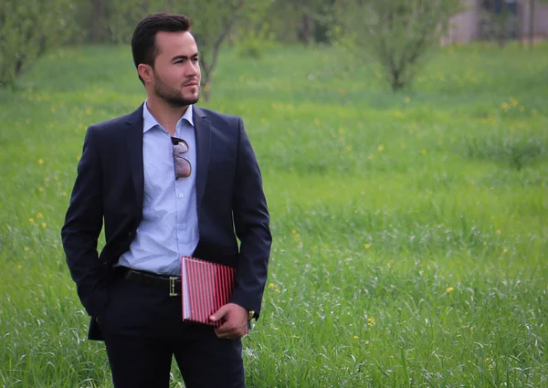 Kitap okuyan bir iş adamı