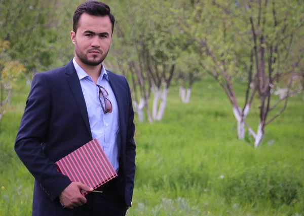 Kitap okuyan bir iş adamı