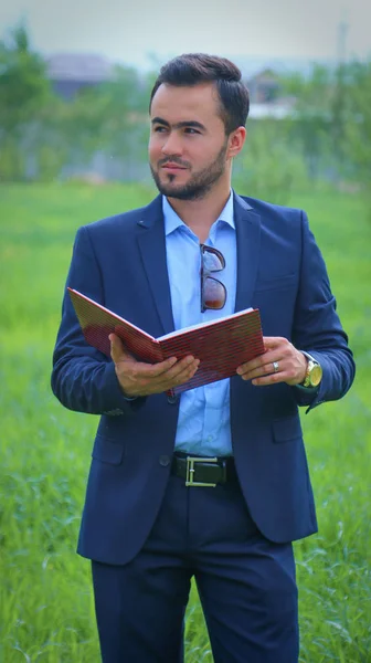 yakışıklı işadamı ile bir takım elbise 