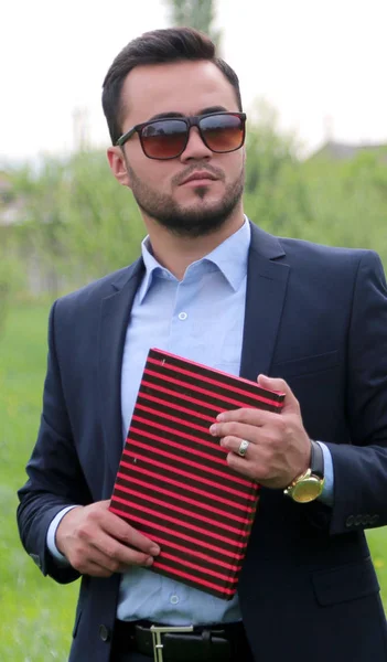 Havadaki yakışıklı işadamı