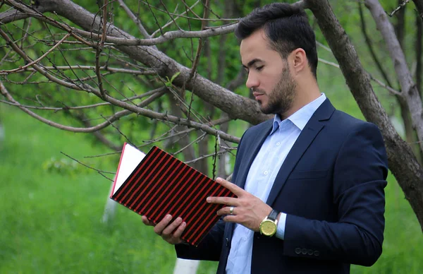 Doğada dalgın işadamı