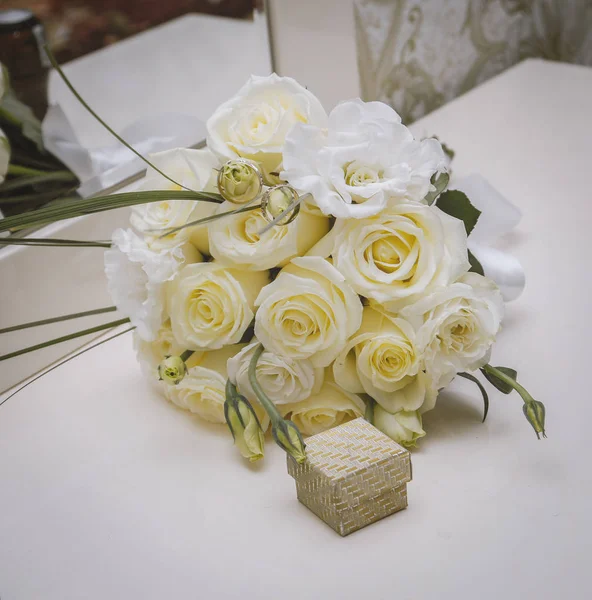 Düğün buketi ve halkalar 