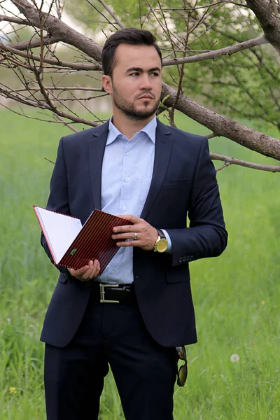 yakışıklı işadamı ile bir takım elbise 