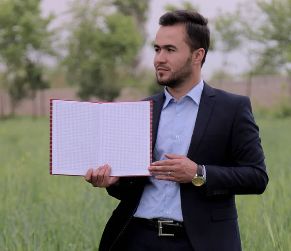 Boş sayfaları ile Usinessman gösteren dizüstü bilgisayar