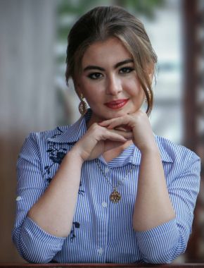 Çerçeve içine çekici sarışın görünüyor