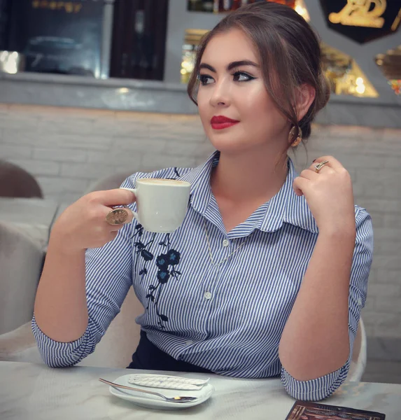 Bir caf çay içme düşünceli güzel genç kız