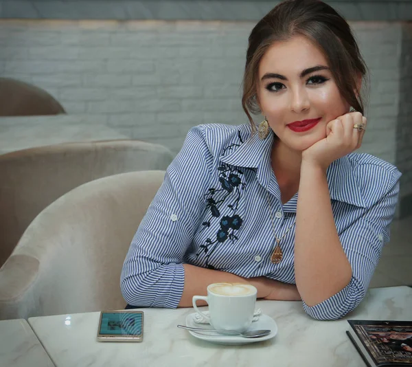 Sevimli sarışın bir kafede oturuyor