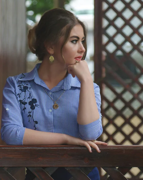 Rüya gibi güzel kız açık havada