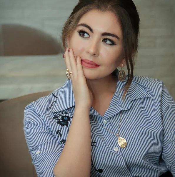 Kafe ve düşünceler içinde oturan bir güzel kız