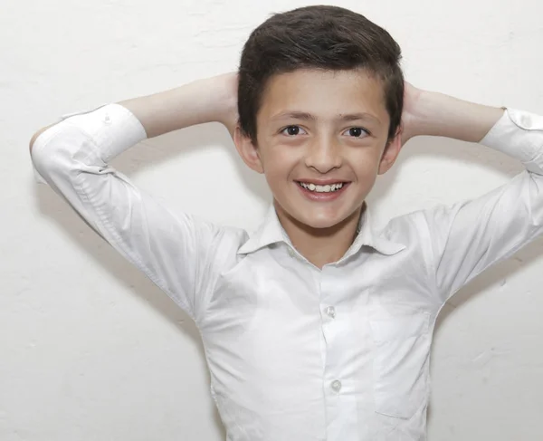 Sevimli genç boy gülümseyerek yakın çekim