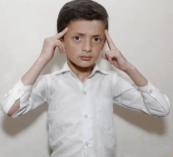  düşünceli çocuk başına el ile