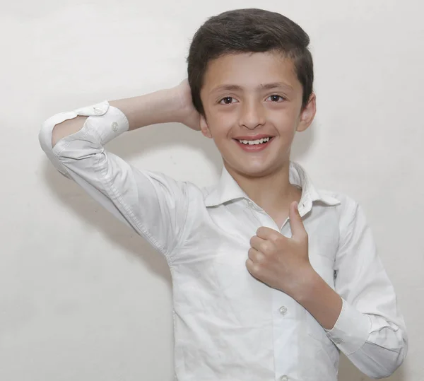 Sevimli genç boy gülümseyerek yakın çekim