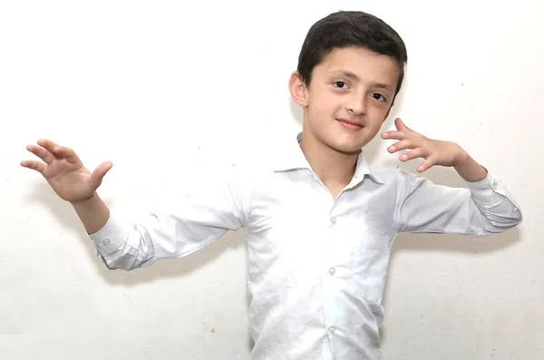 Portréja egy boldog fiú, remek gesztus mutatja — Stock Fotó