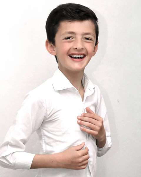 Beyaz arka planda gülümseyen çocuk