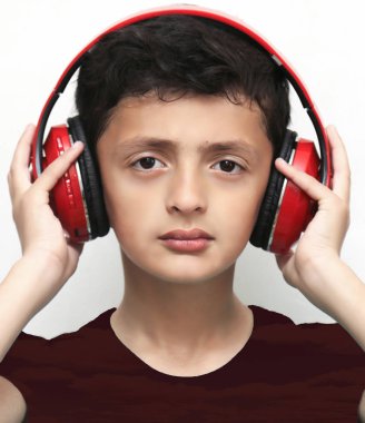 Kulaklıklar bir çocuk portresi 