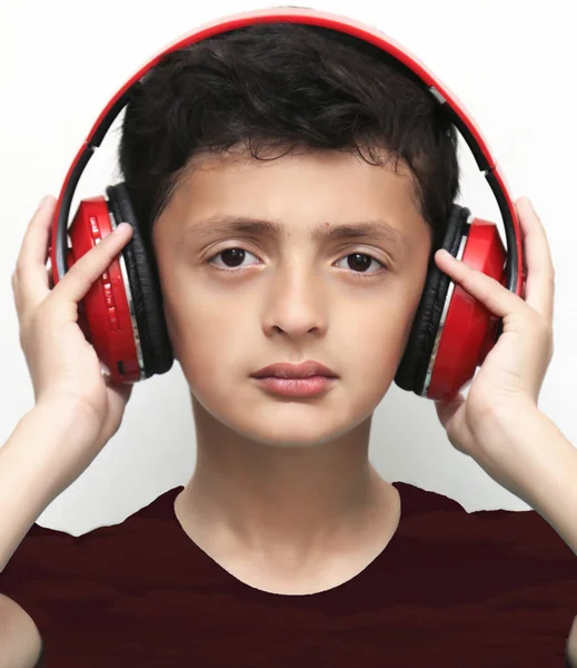 Kulaklıklar bir çocuk portresi 