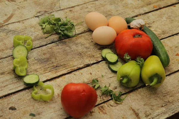  Sağlıklı gıda ve rustik ahşap arka plan için malzemeler