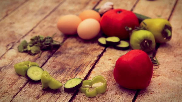 sağlıklı gıda ve malzemelerin rustik ahşap arka plan üzerine