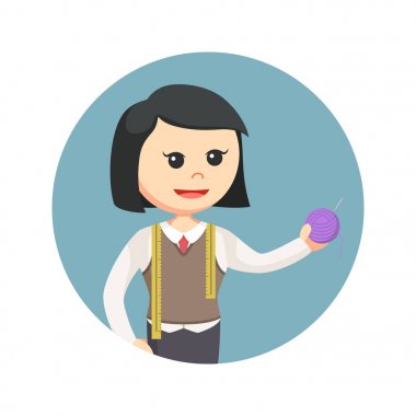 iplik daire arka planda tutan kadın terzi