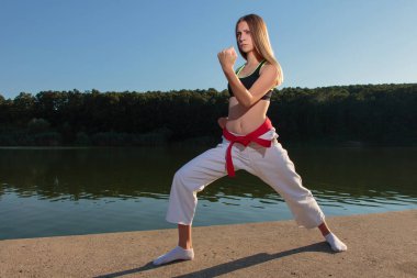 Karate Girl pratik Kata