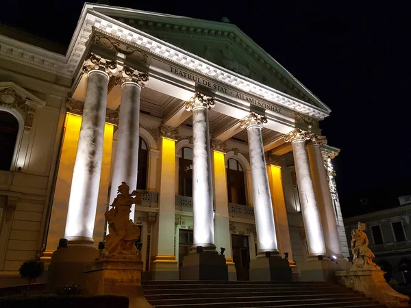 El edificio del Teatro Nacional en Oradea por la noche, Rumania — Foto de Stock