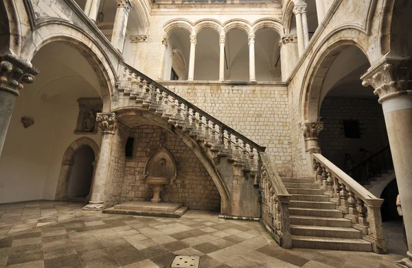 DUBROVNIK, CROACIA - Septiembre de 2014: Atrio del Palacio del Rector en Dubrovnik, Croacia - Escenas de películas de Juego de Tronos — Foto de Stock
