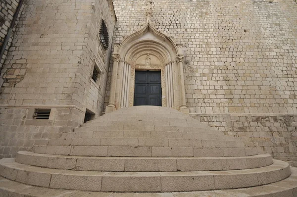 Entrada del Monasterio Dominicano. Dubrovnik. Croacia (Juego de Tronos escenas de cine ) — Foto de Stock