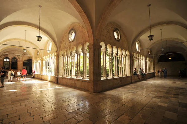 Arcos y columnas del monasterio dominicano - Dubrovnik, Croacia (Juego de Tronos), septiembre 2014 — Foto de Stock