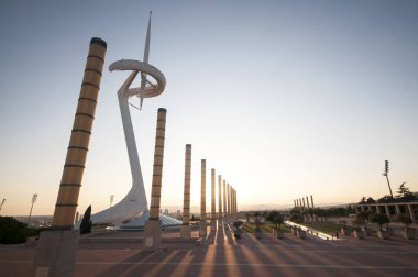 Montjuic kulesini Santiago Calatrava (1991) ve öğleden sonra Anella Olimpica sokak lambaları. Barcelona. Catalonia, İspanya, Ekim 2016