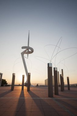 Montjuic kulesini Santiago Calatrava (1991) ve öğleden sonra Anella Olimpica sokak lambaları. Barcelona. Catalonia, İspanya, Ekim 2016