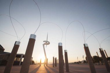 Montjuic kulesini Santiago Calatrava (1991) ve öğleden sonra Anella Olimpica sokak lambaları. Barcelona. Catalonia, İspanya, Ekim 2016