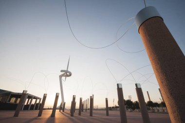 Montjuic kulesini Santiago Calatrava (1991) ve öğleden sonra Anella Olimpica sokak lambaları. Barcelona. Catalonia, İspanya, Ekim 2016