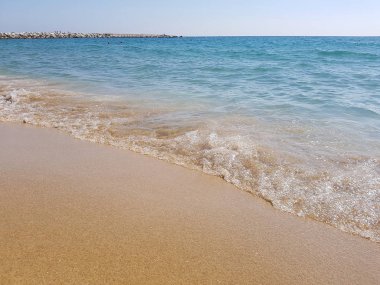 Kumsalda kırma dalga deniz