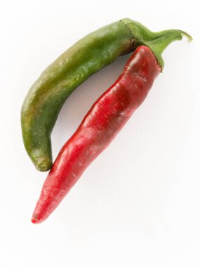 Kırmızı ve yeşil biber izole beyaz zemin üzerine sıcak