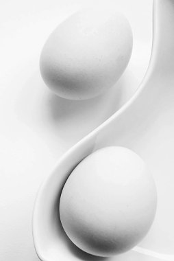 Yumurta ve beyaz bir arka plan üzerinde kase