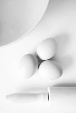 Yumurta ve beyaz bir arka plan üzerinde kase