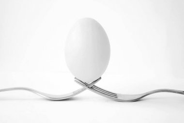  Çatal üzerinde dengeli yumurta