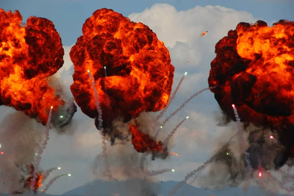 Grande Explosion Causée Par Des Largages Bombes Incendiaires Lors Spectacle Photos De Stock Libres De Droits