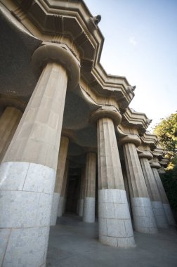 Barcelona, İspanya - Eylül 2017: Park Guell sütunlu patika, Barselona, İspanya, Ekim 2016