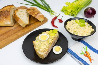 Bir dilim ekmeğin üstünde yumurta salatası