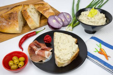 Bir dilim ekmeğin üzerinde patlıcan salatası