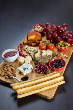 Sebze, meyve ve peynir.